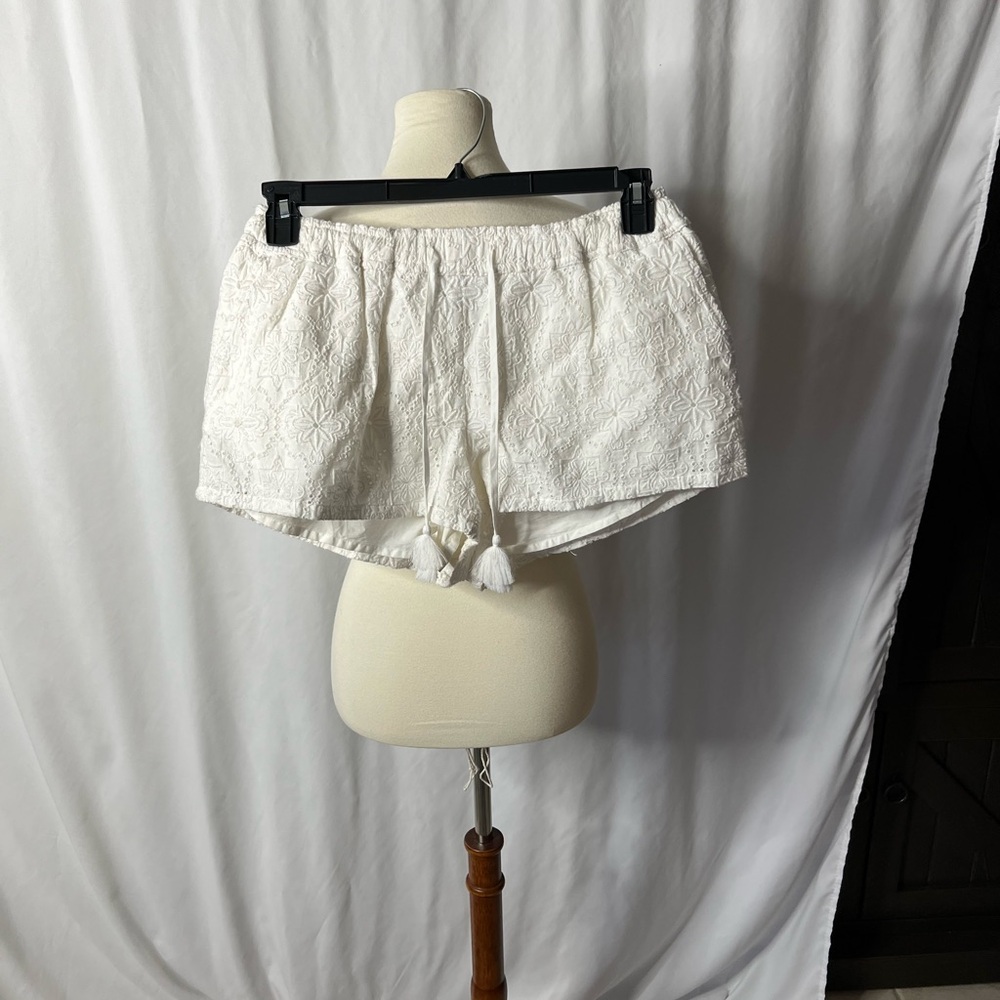 🤍 Vineyard Vines White Eyelet Shorts – Women’s Medium